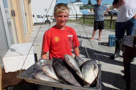 Junior klublid JP Uys met sy mooi vangstes vir die dag, in totaal 6.5kg
